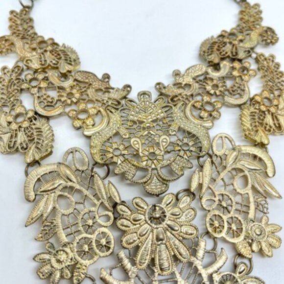 VINTAGE LACE CUT OUT BIB NECKLACE ANTIQUED LIGHT GOLD TONE CHAIN ORNATE FILIGREE - Picture 8 of 15